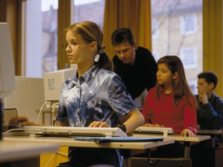 Das Bild zeigt eine Seminarteilnehmerin bei der Arbeit mit dem PC