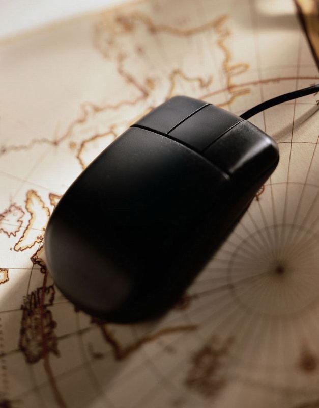 Das Bild zeigt eine schwarze Maus auf einer Landkarte liegend